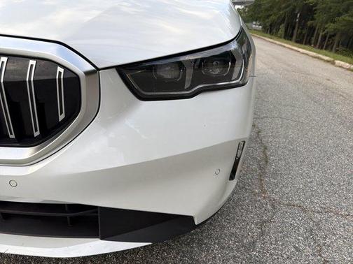Mineral White Metallic 2024 BMW 530 i