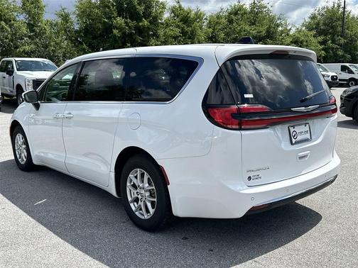 2023 Chrysler Pacifica Touring-L