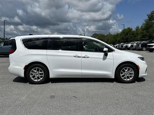 2023 Chrysler Pacifica Touring-L