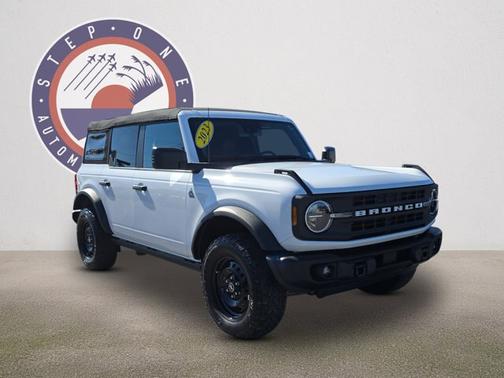 OXFORD WHITE 2023 Ford Bronco BLACK DIAMOND SUV
