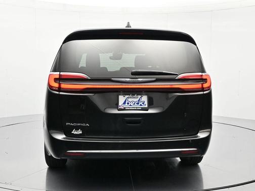 Brilliant Black Crystal Pearlcoat 2023 Chrysler Pacifica Touring L