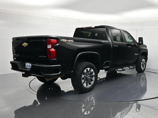 Mosaic Black Metallic 2022 Chevrolet Silverado 2500 Custom