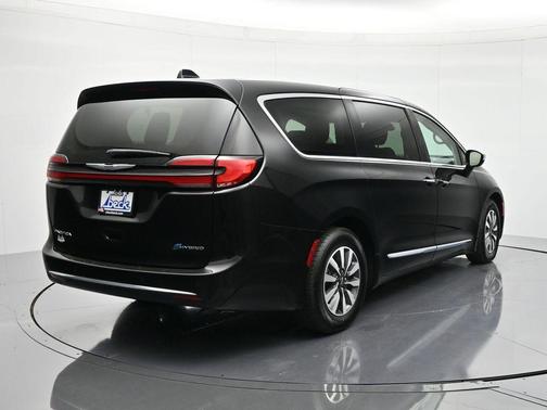 Brilliant Black Crystal Pearlcoat 2023 Chrysler Pacifica Hybrid Limited