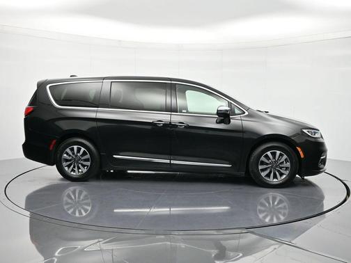 Brilliant Black Crystal Pearlcoat 2023 Chrysler Pacifica Hybrid Limited