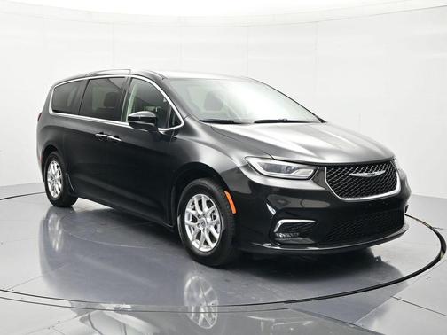 Brilliant Black Crystal Pearlcoat 2023 Chrysler Pacifica Touring L