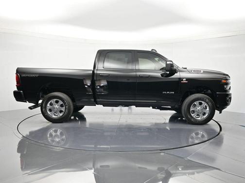 Diamond Black Crystal Pearlcoat 2026 RAM 3500 Big Horn Crew Cab 4x4 6'4' Box