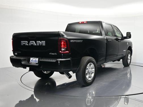 Diamond Black Crystal Pearlcoat 2026 RAM 3500 Big Horn Crew Cab 4x4 6'4' Box