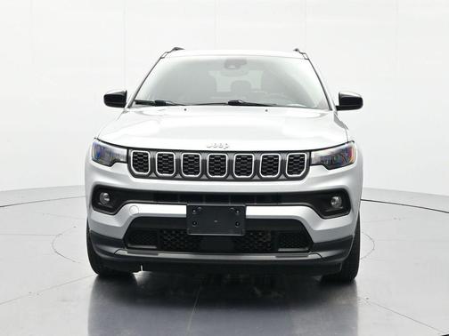 Silver Zynith Metallic Clearcoat 2024 Jeep Compass Latitude