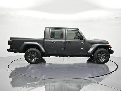 Granite Crystal Metallic Clearcoat 2026 Jeep Gladiator Sport S