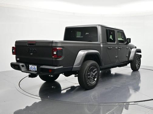 Granite Crystal Metallic Clearcoat 2026 Jeep Gladiator Sport S