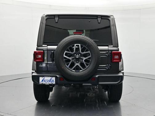 Granite Crystal Metallic Clearcoat 2026 Jeep Wrangler 4-Door Sahara 4x4