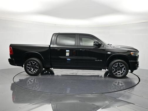 Diamond Black Crystal Pearlcoat 2026 RAM 1500 Laramie