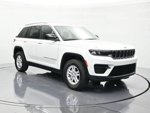 Bright White Clearcoat 2023 Jeep Grand Cherokee Laredo