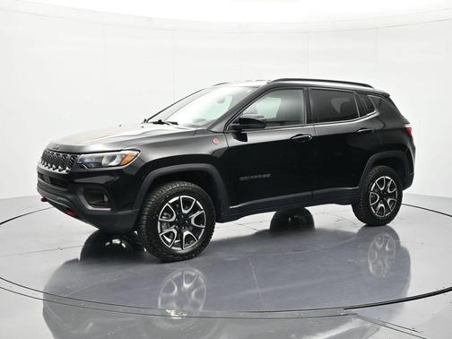 Diamond Black Crystal Pearlcoat 2024 Jeep Compass Trailhawk