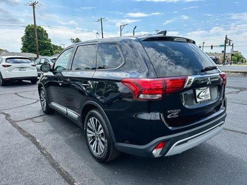 Labrador Black Metallic 2019 Mitsubishi Outlander SE