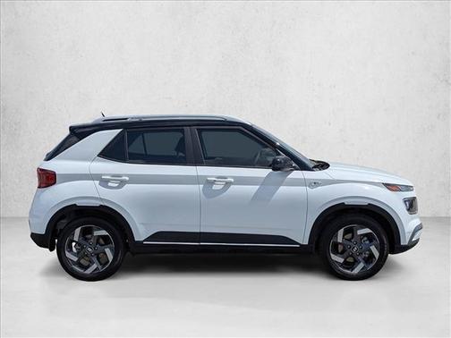 Lunar White w/Black Roof 2026 Hyundai VENUE SEL w/Two-Tone Roof