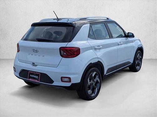 Lunar White w/Black Roof 2026 Hyundai VENUE SEL w/Two-Tone Roof