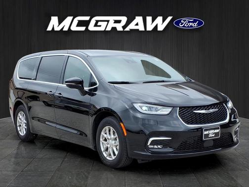 Diamond Black Crystal Pearlcoat 2025 Chrysler Pacifica L