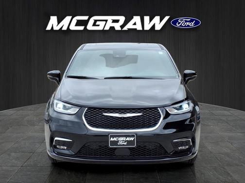 Diamond Black Crystal Pearlcoat 2025 Chrysler Pacifica L