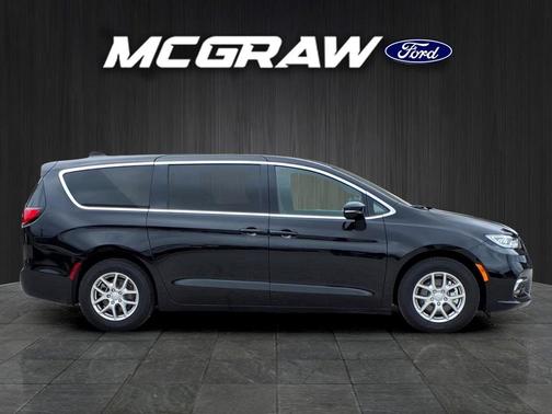 Diamond Black Crystal Pearlcoat 2025 Chrysler Pacifica L