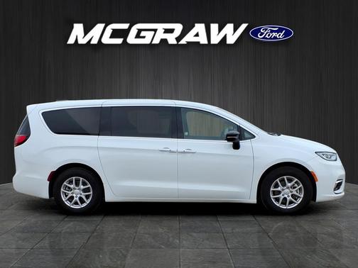 Bright White Clearcoat 2026 Chrysler Pacifica L