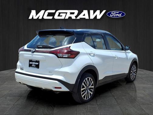 Aspen White 2022 Nissan Kicks SV