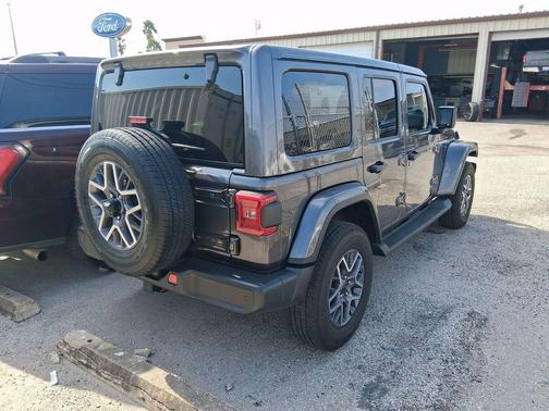 2026 Jeep Wrangler 4-Door Sahara 4x4