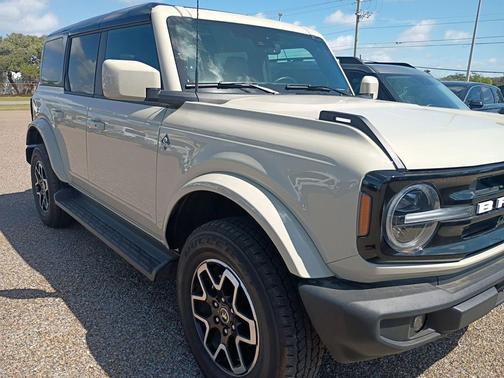 Desert Sand 2025 Ford Bronco Outer Banks