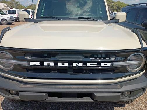 Desert Sand 2025 Ford Bronco Outer Banks