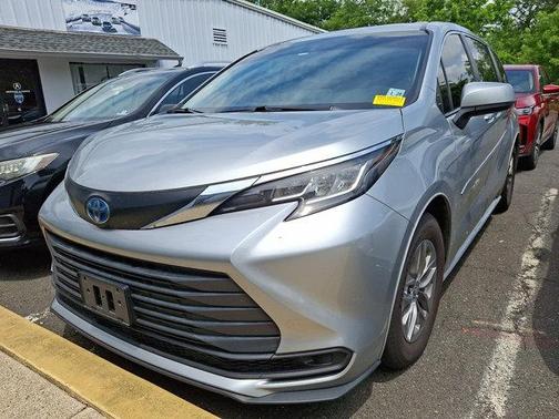 2023 Toyota Sienna LE