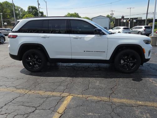 Bright White Clearcoat 2023 Jeep Grand Cherokee Limited