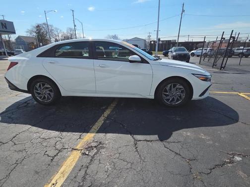 2024 Hyundai ELANTRA SEL