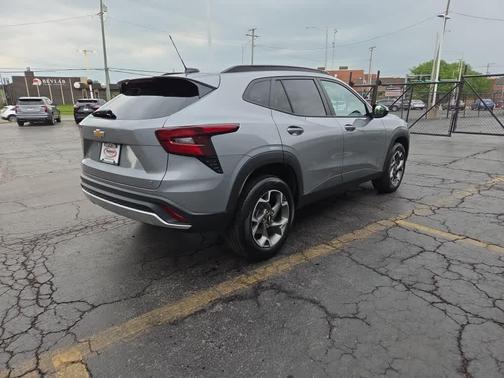 Sterling Gray Metallic 2025 Chevrolet Trax LT