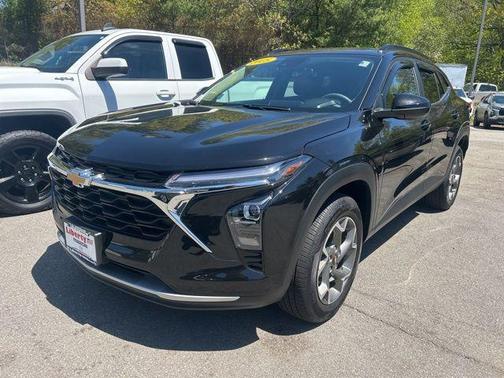 Mosaic Black Metallic 2025 Chevrolet Trax LT