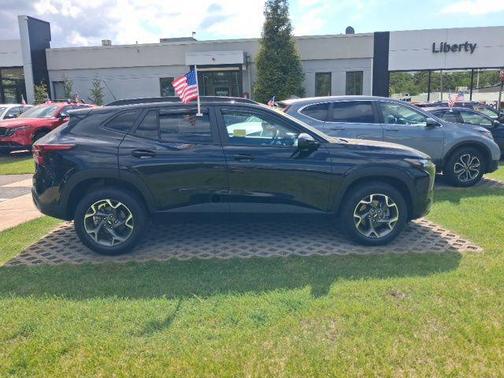 Mosaic Black Metallic 2025 Chevrolet Trax LT