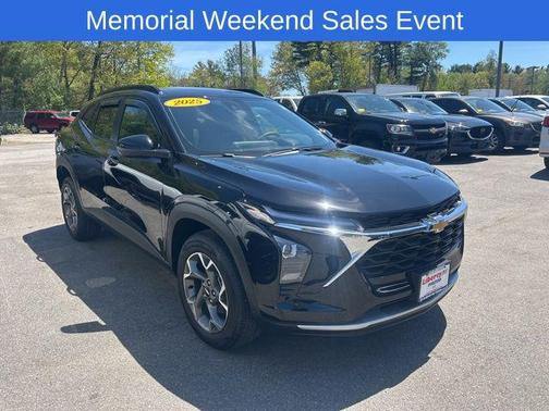 Mosaic Black Metallic 2025 Chevrolet Trax LT