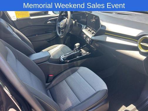 Mosaic Black Metallic 2025 Chevrolet Trax LT