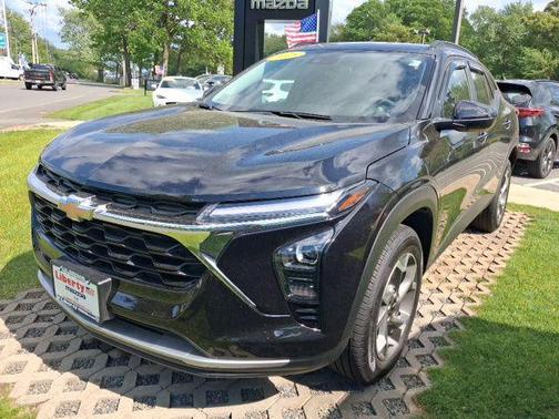 Mosaic Black Metallic 2025 Chevrolet Trax LT