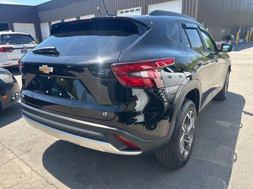 Mosaic Black Metallic 2025 Chevrolet Trax LT