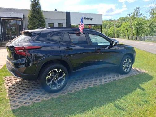Mosaic Black Metallic 2025 Chevrolet Trax LT