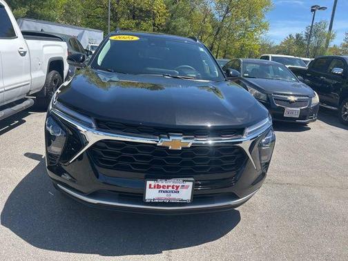 Mosaic Black Metallic 2025 Chevrolet Trax LT
