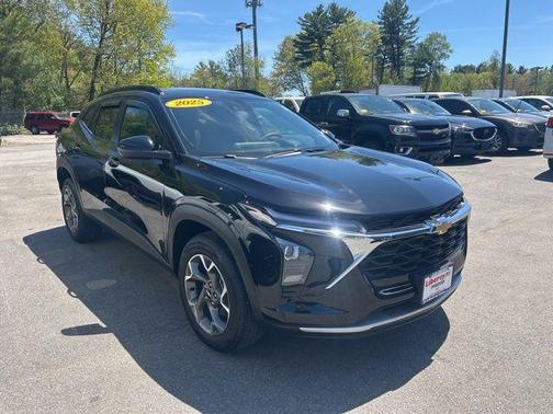 Mosaic Black Metallic 2025 Chevrolet Trax LT