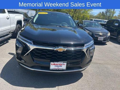 Mosaic Black Metallic 2025 Chevrolet Trax LT