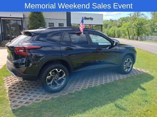 Mosaic Black Metallic 2025 Chevrolet Trax LT