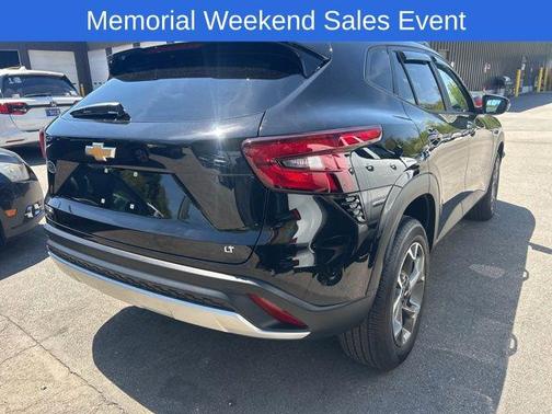 Mosaic Black Metallic 2025 Chevrolet Trax LT