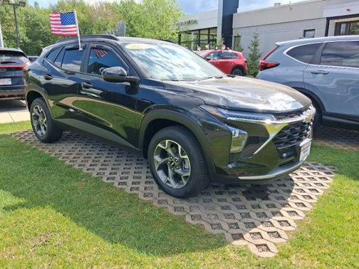 Mosaic Black Metallic 2025 Chevrolet Trax LT
