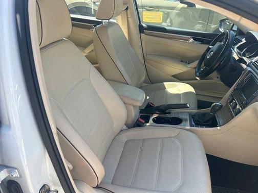 Pure White 2018 Volkswagen Passat 2.0T SE