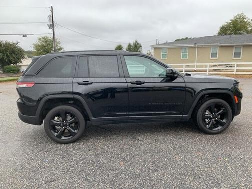 2024 Jeep Grand Cherokee LAREDO