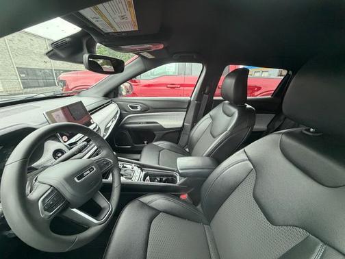 Bright White Clearcoat 2024 Jeep Compass LATITUDE