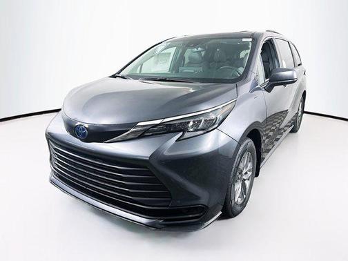 2025 Toyota Sienna LE